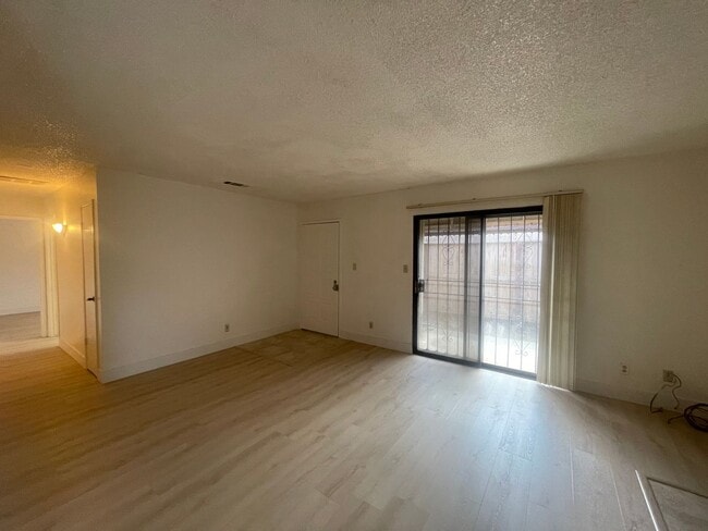 Photo - 1221 N Peach Ave