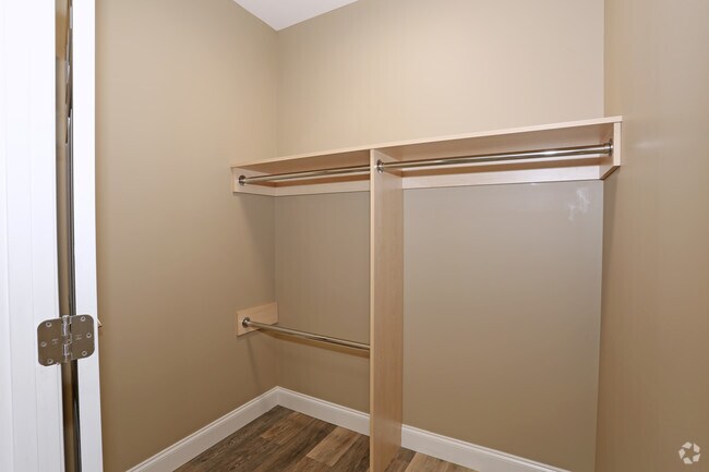 1HAB - Vestidor - Laurel Point Apartments
