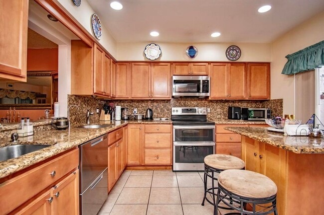 Building Photo - 6640 Thornhill Ct