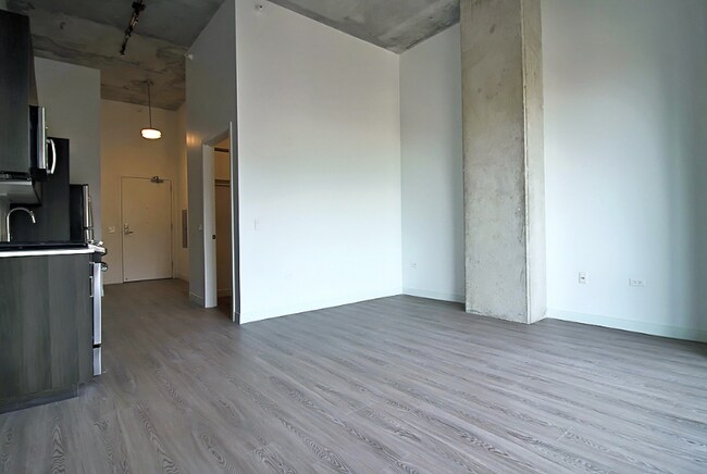 Photo - 727 N Milwaukee Ave