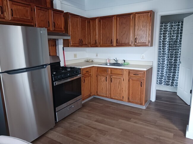 Building Photo - 1458 State St Unit First Floor Front