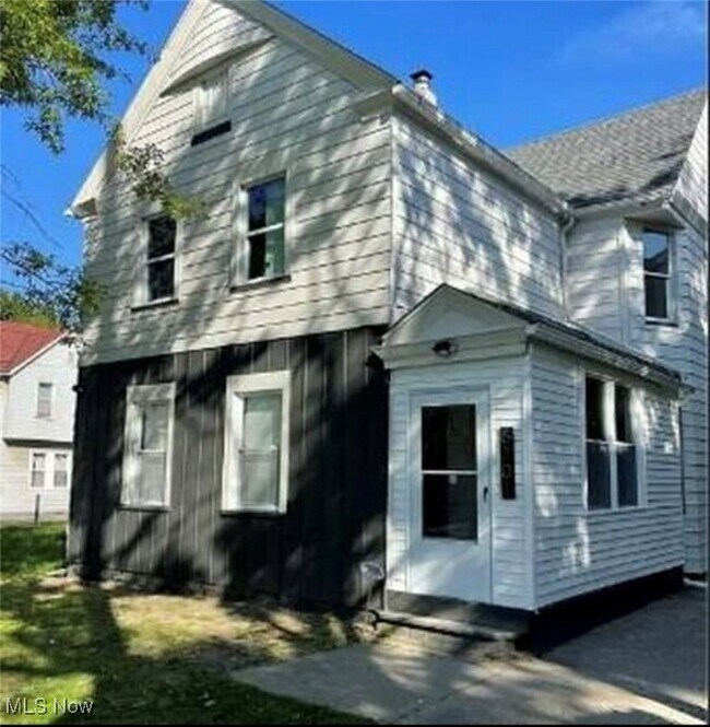 Building Photo - 6701 Gertrude Ave Unit 2