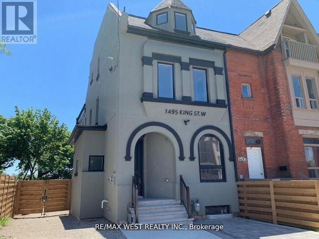 Photo - 1495 King St W