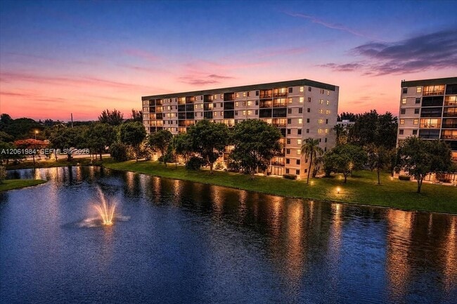 Building Photo - 2240 N Cypress Bend Dr Unit 204