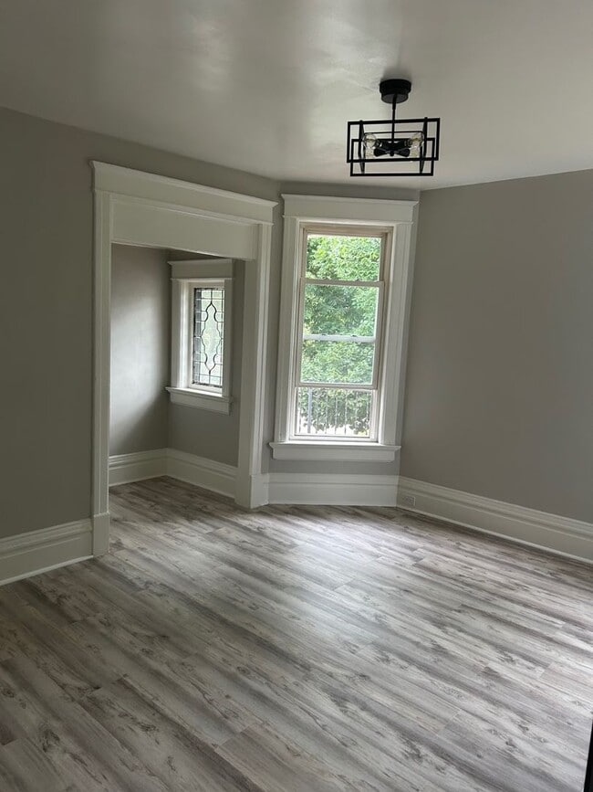 Building Photo - 1675 N Marshall St Unit 1677 N Marshall St 2nd Floor