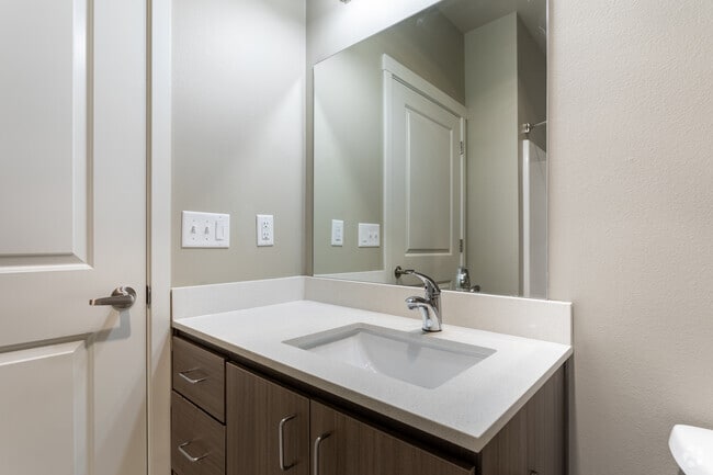 2BR, 2BA - 963 SF