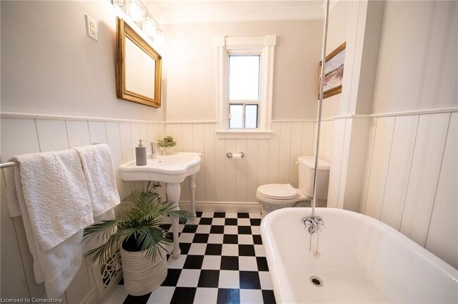 Photo - 398 MacNab St N