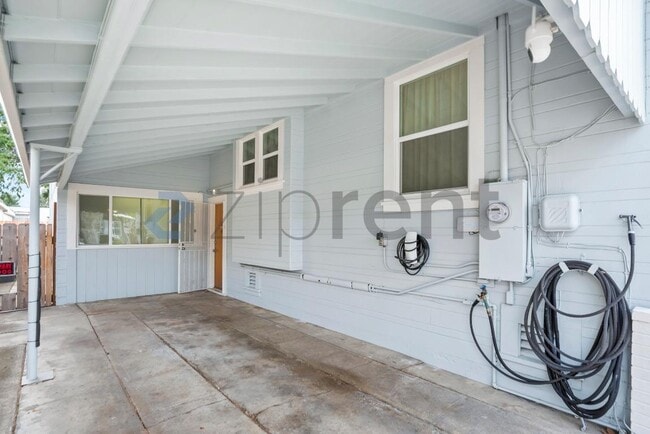 Photo - 1337 Acacia St