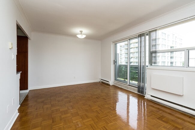 Building Photo - 365 Eglinton Ave E Unit 501