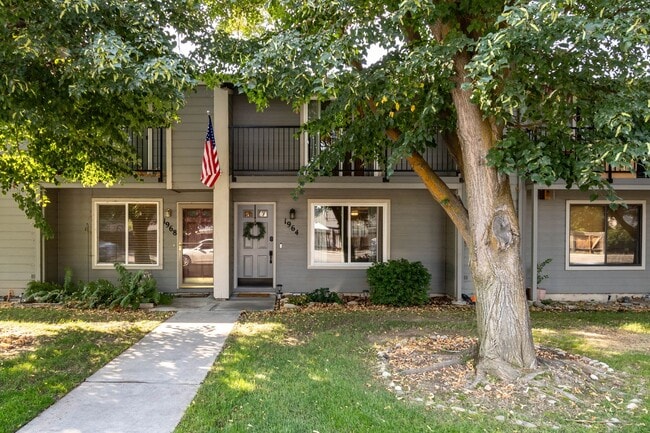 Building Photo - Sleek, Modern SE Boise Townhouse