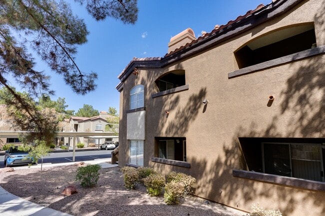 Photo - Cozy 1-Bed Apartment with Fireplace – Your...