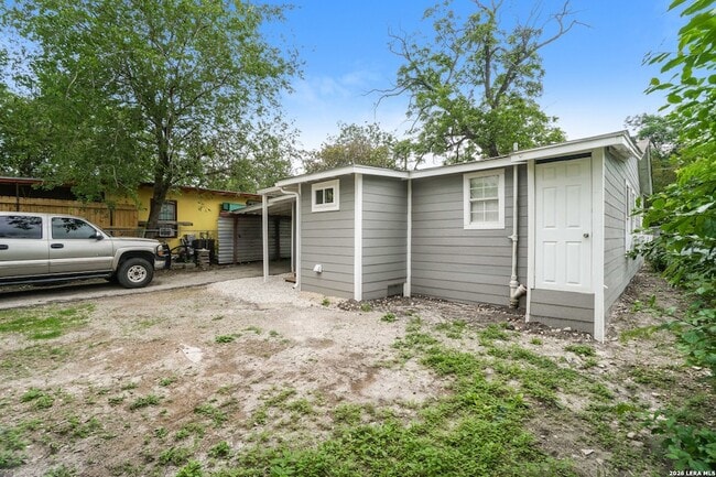 Photo - 614 N Sabinas St