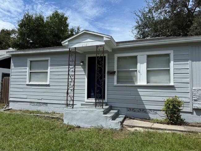 Building Photo - Spacious 4BR/2BA in St. Pete! Rental