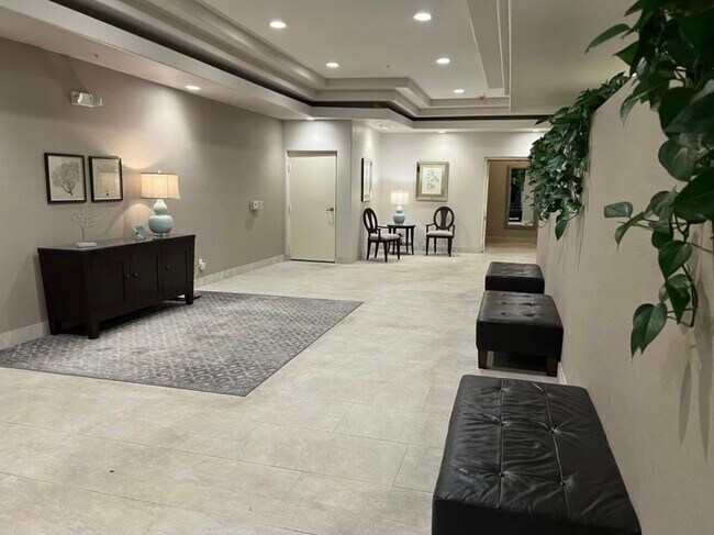 Building Photo - 1817 Selby Ave Unit #203