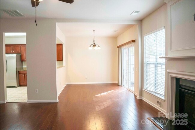 Photo - 15558 Canmore Street