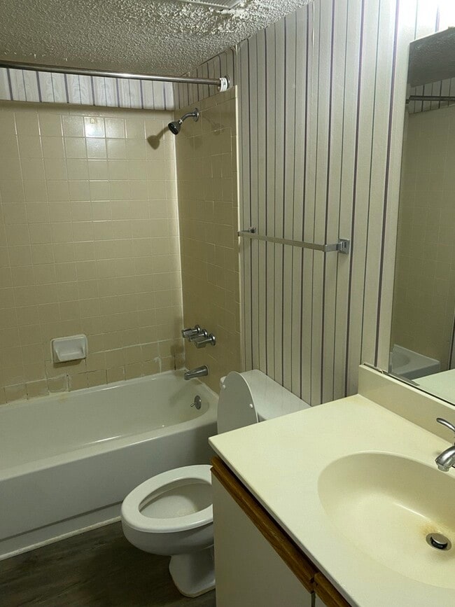 Photo - 1600 Park Cir