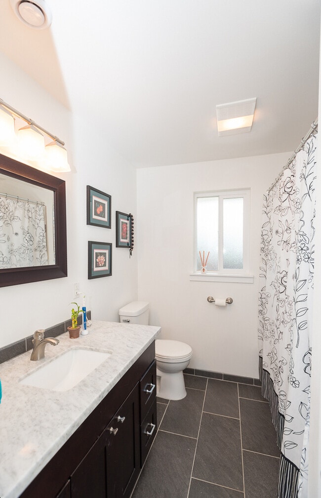 Photo - 4 Bedroom Home Lakewood