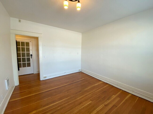 Photo - Cozy Carlton Court Studio with In-Unit Washer/Dryer, Walk-In Closet, Dishwasher! Unidad 200