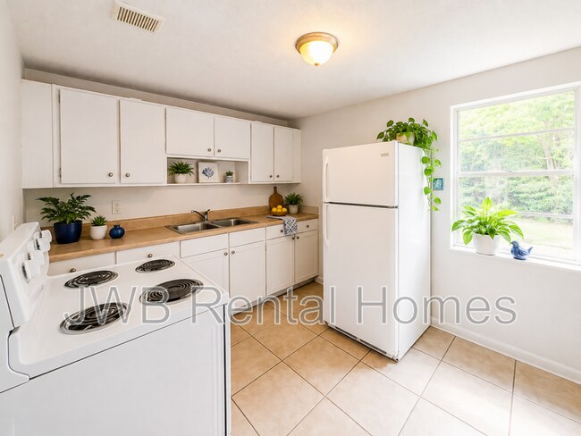5742 Newberg Ln