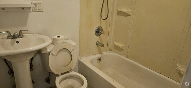 Building Photo - 35 Avenue St Rental