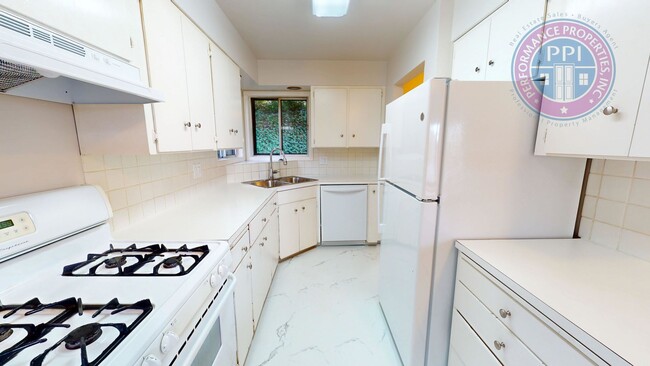 Photo - Lake Oswego/ Palisades - Hardwoods, Finished Daylight Basement with Bonus Rooms, Pet Friendly