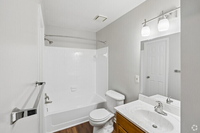 2BR, 2BA - 990SF - Second Bathroom