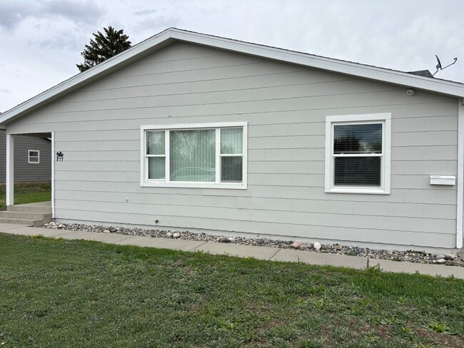 Building Photo - 512 1/2-417 1/2 16th St W Unit 417 16th ST W