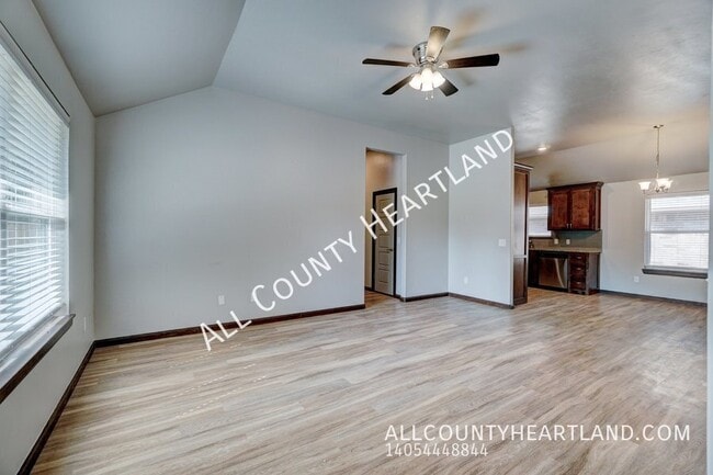 Photo - 211 E Forster Ln