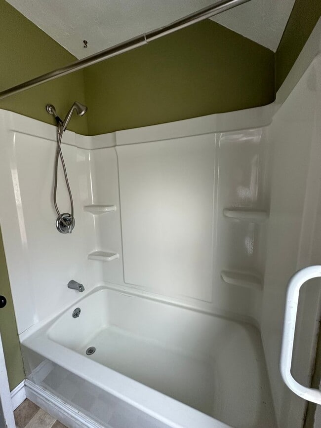 Photo - Single Family Home 3 beds 1 bath Available Now!