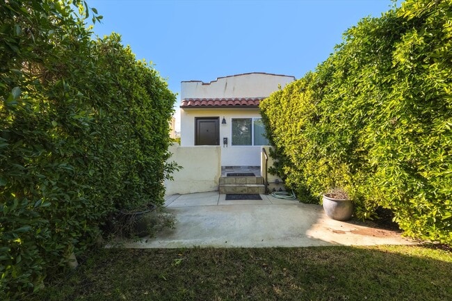 809 N La Jolla Ave