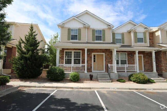 Building Photo - Large End Unit Town Home! 3Bd/2.5ba/AC, 15...