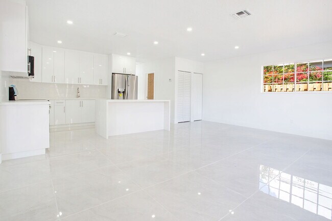 Photo - 17600 NE 2nd Ct