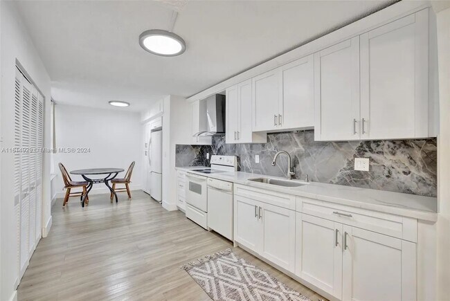 Kitchen - 900 NE 195th St Unit Chantilly Condo