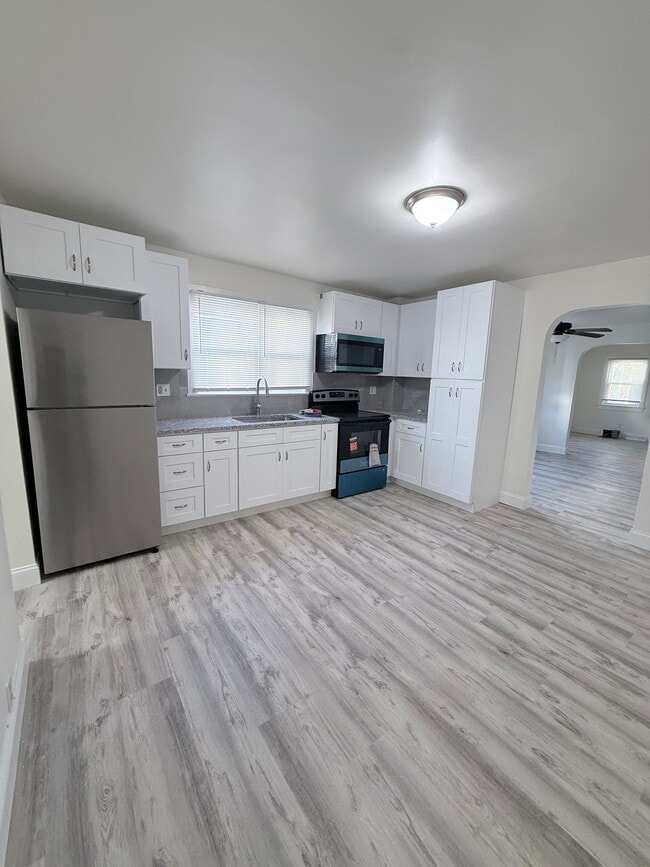 Building Photo - 211 Oakwood Ave