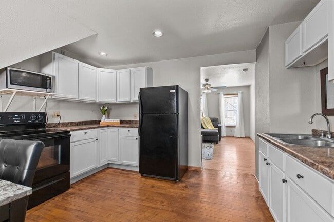 Building Photo - 1412 N Durkee St Unit 1412 1/2 - Upper