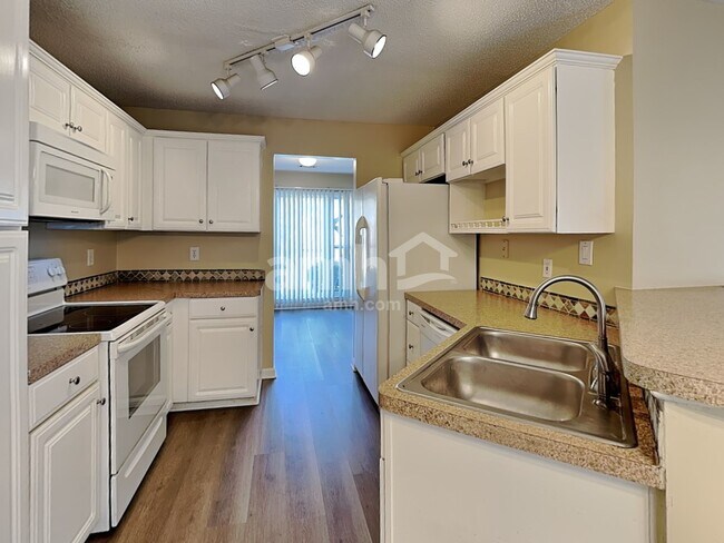 Photo - 285 Thornbush Ln