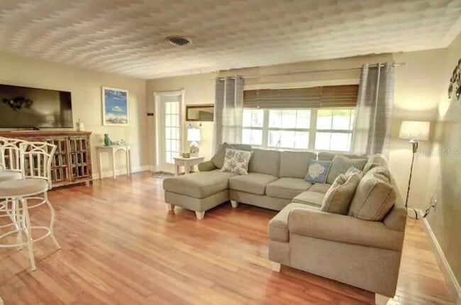 7609 Senrab Dr