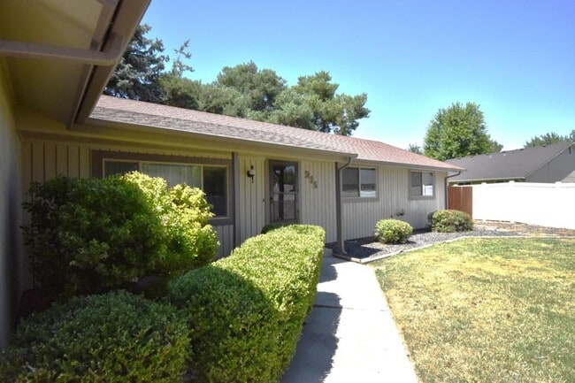 Building Photo - 215 E Mango Dr Rental