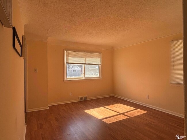 Photo - 26138 Yale St