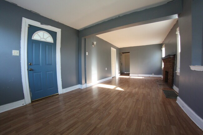 Entry/Family room - 2314 Howey Rd House