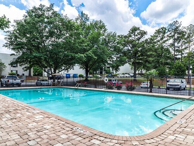 Outdoor Swimming Pool - Quail Hollow Apartments