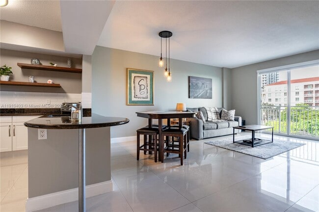 Building Photo - 7270 SW 88th St Unit B302