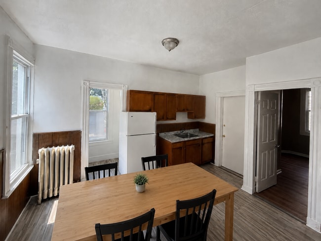 Building Photo - 870 Elm St Unit 1