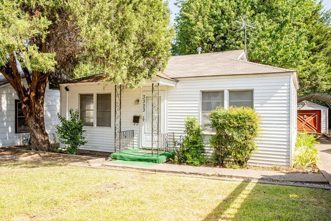 Building Photo - 3323 W Clarendon Dr Rental