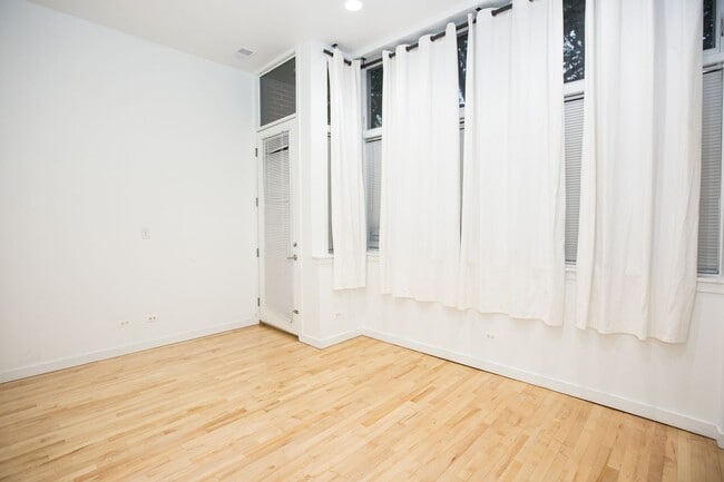 Photo - Amazing Wicker park 1 Bedroom with Patio Unit 2007-1