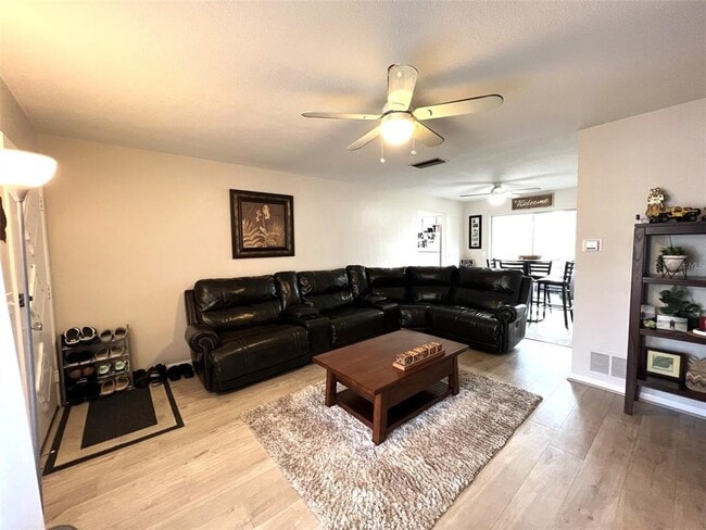 Photo - 1595 Idle Dr NE