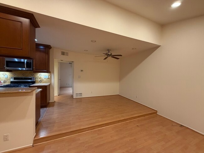 Photo - 1523 E Windsor Rd Unit 1