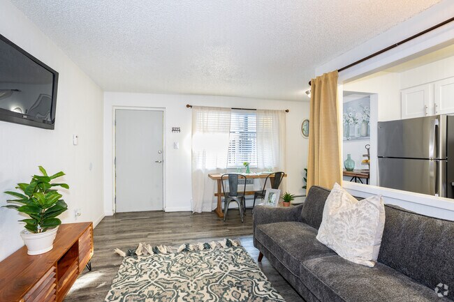 1BR, 1BA - 550SF - Living / Dining Room