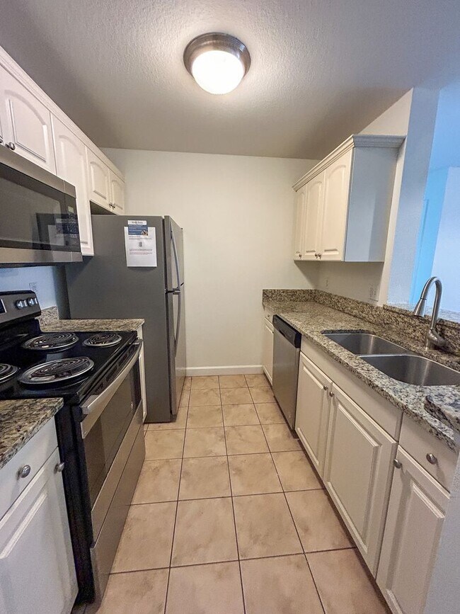 Photo - Oxford Terrace II #404 - Walk to UF and So... Unit 404