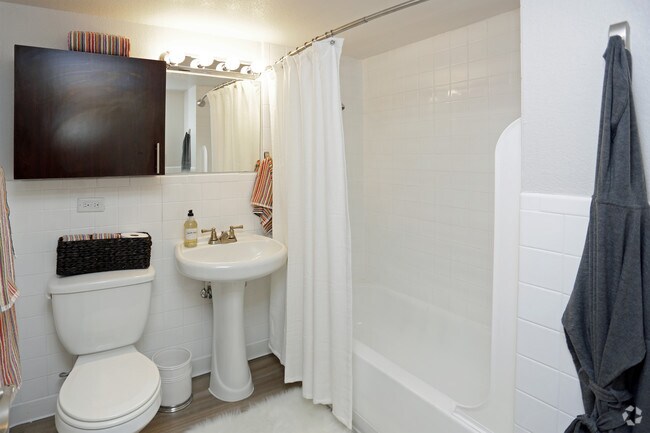 1BR, 1BA - 632 SF - Vesty Park Flats